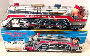 lot 9 image: Vintage Tin 1960S Silver Mountain Express Battery Operated 3525 Train