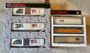 lot 30 image: Two Lionel 3 Pac Model Train Cars