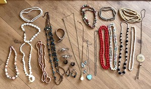 lot 197 image: Assorted Costume Jewelry Necklaces