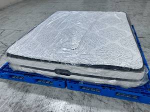 lot 9 image: Beautyrest Black King Mattress