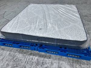 lot 11 image: Stearns & Foster Estate Series King Mattress