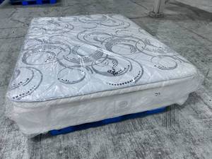 lot 2 image: Stearns & Foster Franklin Park Plush Pillow Top Queen Mattress