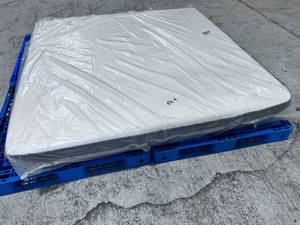 lot 4 image: Casper Sleep Essential 10 King Mattress