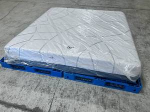 lot 4 image: Serta iComfort Directions Soft Memory Foam King Mattress