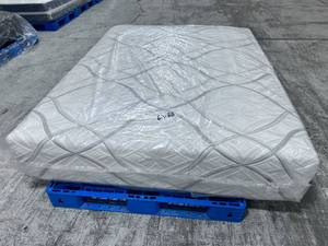 lot 20 image: Sound Sleep 13.5 Hybrid Queen Mattress