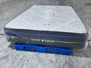 lot 5 image: Nectar Luxe Hybrid 13 Queen Mattress
