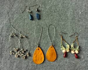 lot 74 image: Lot of Various Drop Earrings