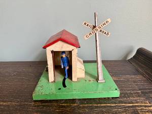 lot 78 image: Vintage Lionel Model Train Signal Tower with Conductor No. 45