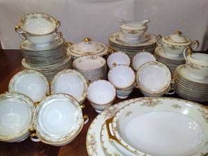 lot 4 image: Hand Painted Meito China Set of 100pcs