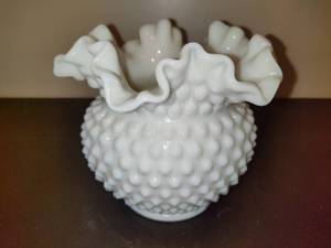lot 88 image: Vintage Fenton White Hobnail Milk Glass Vase
