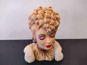 lot 6 image: Vintage Cameo Girls Lady Vases Eve in original box.