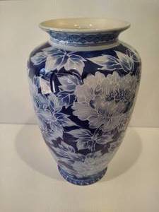 lot 18 image: Aritaware Flower Vase - Peony Design