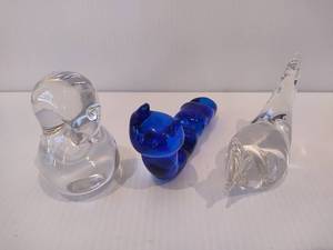 lot 10 image: Small Glass Paperweights - Birds, Inchworm