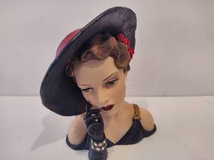 lot 7 image: VIntage Cameo Girls Lady Vases Blythe in Original Box