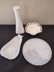 lot 44 image: Vintage Milk Glass ServingDecor Pieces