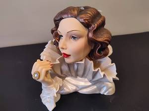 lot 5 image: Vintage Cameo Girls Lady Vases - Judith in Original Box