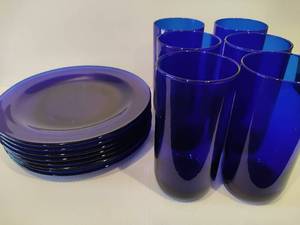 lot 14 image: Cobalt Blue Dinnerware