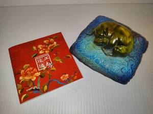 lot 52 image: Luiligongfang Limited Edition Crystal Glass Art - The Promise of Dreams Pig Figurine