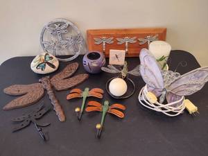 lot 92 image: Lot of Dragonfly Decor & Butterfly Lamp
