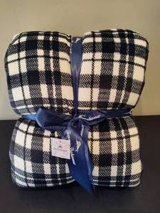 lot 99 image: Tommy Bahama BW Sherpa Blanket