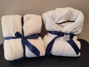 lot 121 image: Tommy Bahama White Plush Robe & White Flannel Blanket