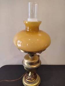 lot 42 image: Vintage Hurricane Electric Lamp