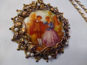 lot 103 image: Courting Couple BroochPendant