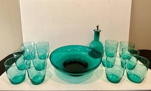 lot 61 image: Green Glass Bowl, Small Glasses and Oil Dispenser