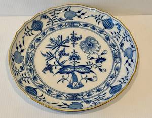 lot 56 image: Rare Antique Meissen Blue Onion Scalloped Gold Rim Serving Plate