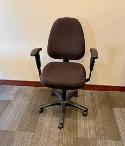 lot 49 image: Adjustable Office Chair - Black