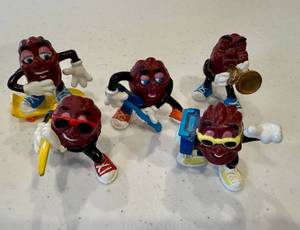 lot 133 image: California Raisins Figures