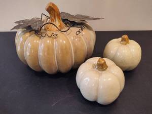 lot 130 image: Ceramic Pumpkin Decor