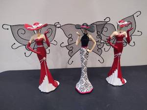 lot 137 image: Vintage Avon Glamour Girl Jewelry Tree