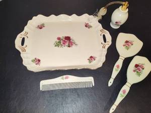 lot 141 image: Vintage FORMALITIES by BAUM BROTHERS Vanity Set