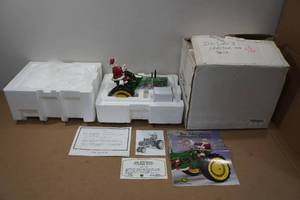 lot 6 image: Franklin Mint Die Cast Model -The John Deere Christmas Tractor