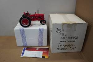 lot 7 image: Franklin Mint Die Cast Model -Farmall Model H Tractor