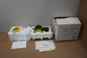 lot 8 image: Franklin Mint Die Cast Model -John Deere Model D Tractor Clock