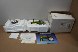 lot 9 image: Franklin Mint Die Cast Model -John Deere The 730 Tractor Clock