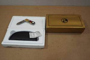 lot 17 image: Franklin Mint Ford Tractor Folding Knife