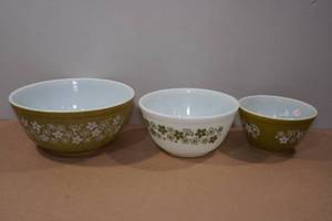 lot 22 image: 3 Pyrex Bowls - Spring Blossom