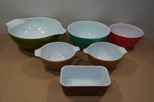 lot 29 image: 6 Pyrex Dishes - Primary Colors