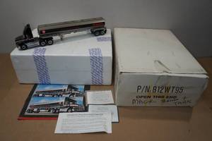 lot 59 image: Franklin Mint Texaco MACK CH 613 Tractor and Tanker Die-Cast Model