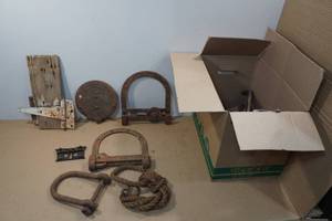 lot 119 image: Assorted Vintage Cast IronMetal Pieces