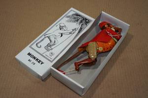 lot 129 image: Vintage Look Tin Litho Climbing Monkey