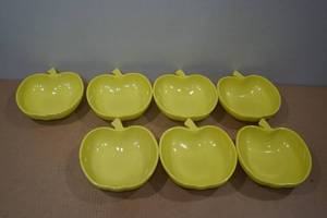 lot 175 image: 7 Vintage Hazel Atlas Lime Green Apple Dishes