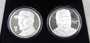 lot 216 image: 2 COIN HOMERUN HEROES MATCHED NUMBER SET ROGER MARIS MARK MCGWIRE 1 TROY OZ .999 SILVER EACH 1853 OF 2500 HIGHLAND MINT