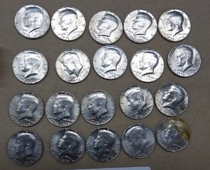 lot 219 image: 20) 1976D KENNEDY HALF DOLLAR COINS