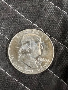 lot 101 image: 1963D BENJAMIN FRANKLIN AUBU 90% SILVER HALF DOLLAR  BUY LOT 94-113 TO OWN A COMPLETE ROLL