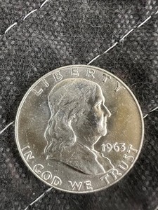 lot 104 image: 1963D BENJAMIN FRANKLIN AUBU 90% SILVER HALF DOLLAR  BUY LOT 94-113 TO OWN A COMPLETE ROLL