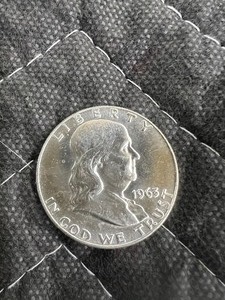 lot 109 image: 1963D BENJAMIN FRANKLIN AUBU 90% SILVER HALF DOLLAR  BUY LOT 94-113 TO OWN A COMPLETE ROLL